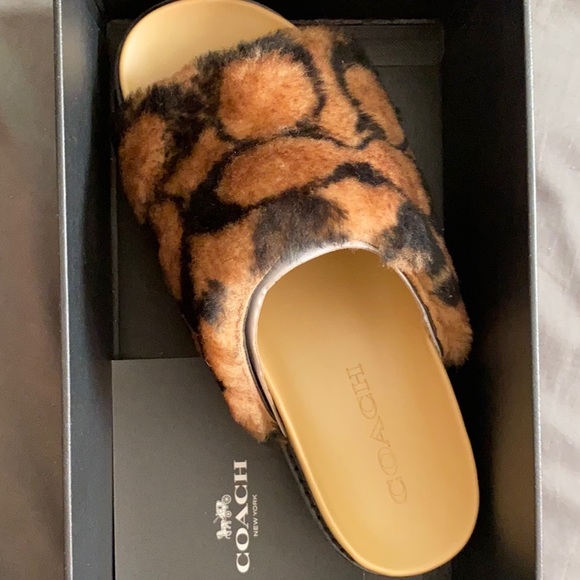 Fuzzy Coach Khloe Slide with coach logo design - Picture 3 of 5